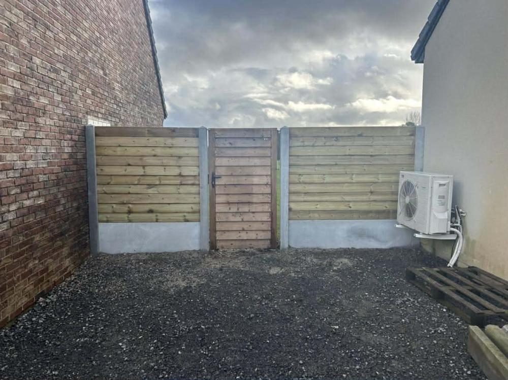 Installation d'une clôture en béton et bois à Harlettes