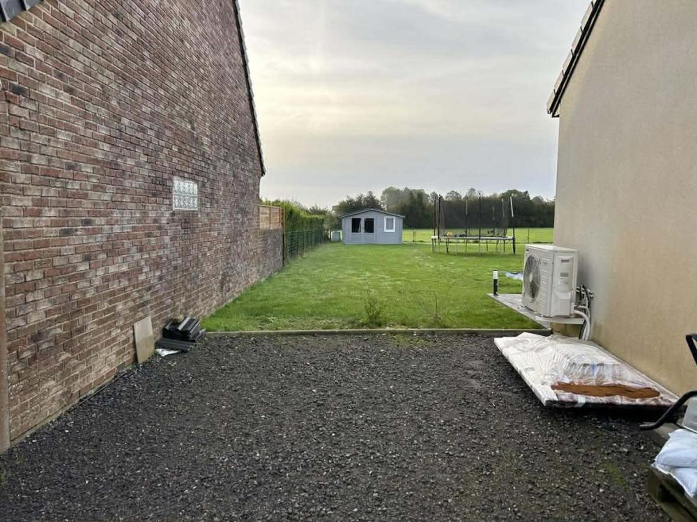 Pose d'une clôture en béton et bois à Harlettes